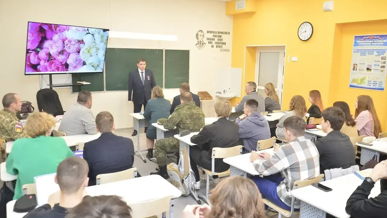 Делегация Ленинского округа провела «Разговор о важном» в родной школе героя