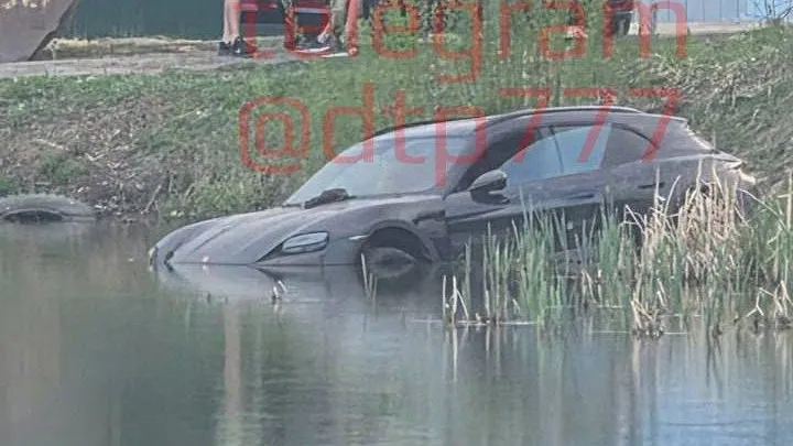 Электрокар Porsche Taycan Cross утопили в пруду в подмосковных Химках