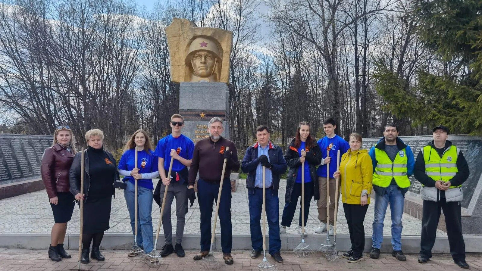 Депутат Мособлдумы принял участие в уборке памятника ВОВ в Домодедове