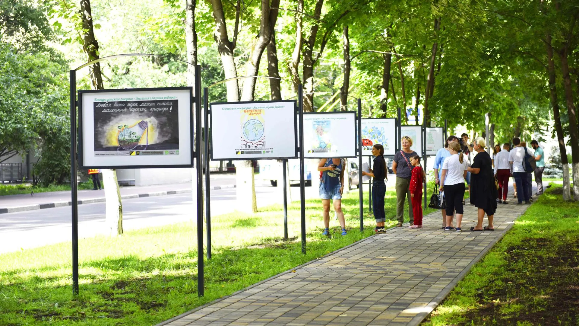 Вернисаж под открытым небом открылся в сквере Химок