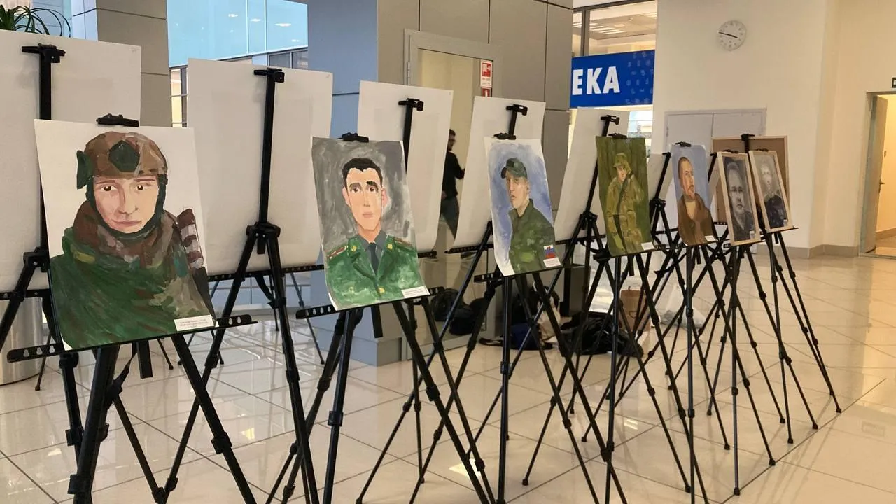 В доме правительства Подмосковья открылась выставка «Мой папа — Герой!»