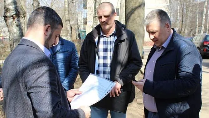 Депутат Мособлдумы проверил качество ремонта в подъезде одного из домов в Подольске