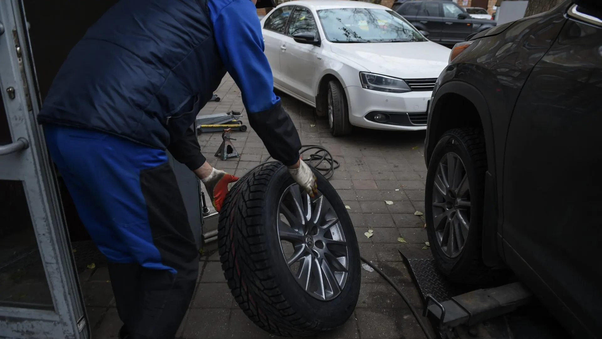 Синоптики призвали автомобилистов скорее сменить летнюю резину на зимнюю