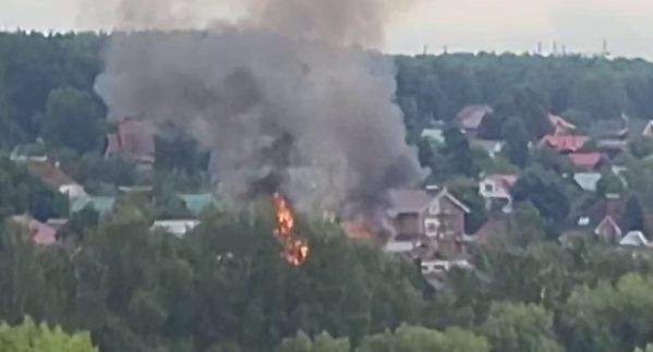 Появились новые кадры пожара в доме после падения обломков БПЛА в Ивантеевке