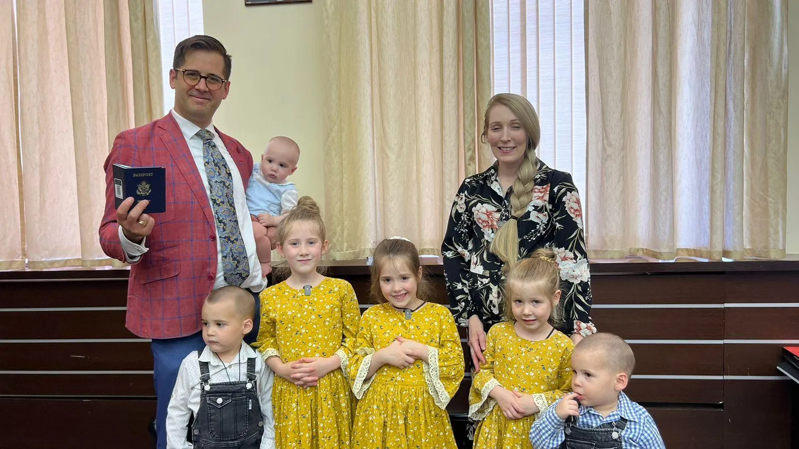 Полицейские Одинцова вручили семье из США разрешение на временное проживание в РФ