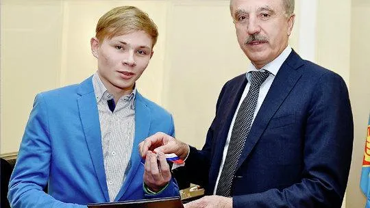 Глава Люберец вручил ключи от новых квартир троим детям‑сиротам