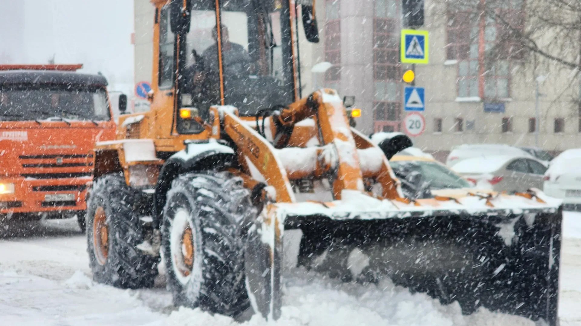 Коммунальщики расчищают улицу Победы в Реутове после циклона