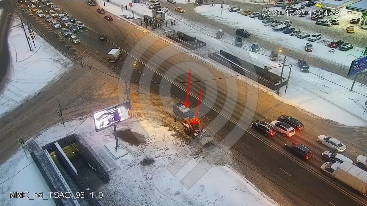 Трактор и газель столкнулись на Волгоградском проспекте в Москве