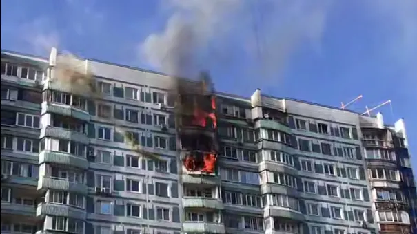 Горят четыре этажа: балконы загорелись в многоэтажке на юге Москвы