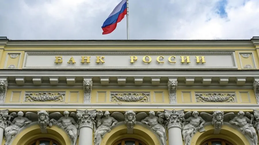 Ключевая ставка ЦБ снижена до 18%: последствия для экономики и россиян