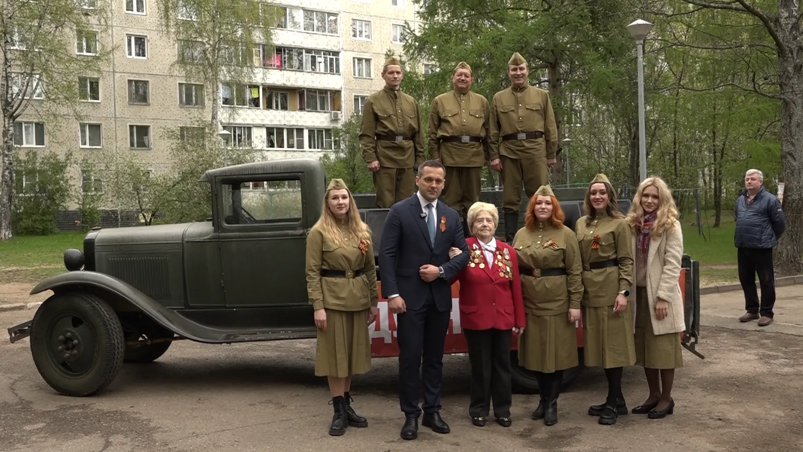 Во дворах участников ВОВ в Дубне выступили артисты на легендарной «полуторке»