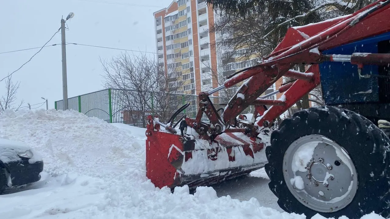 В Домодедове коммунальные службы расчищают дворы от снега после снегопада