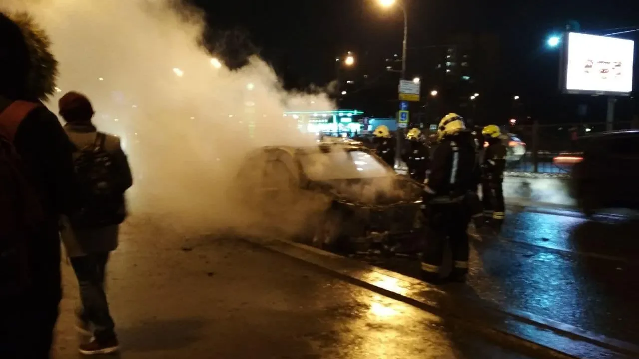 У станции метро «Кунцевская» потушили загоревшийся автомобиль