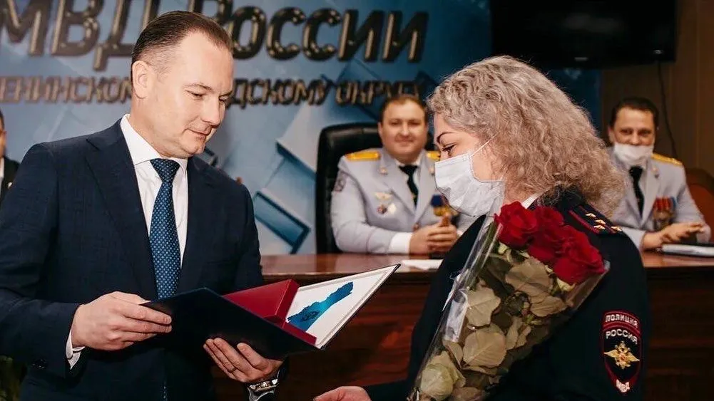 Алексей Спасский вручил сертификаты на квартиры полицейским в Ленинском округе