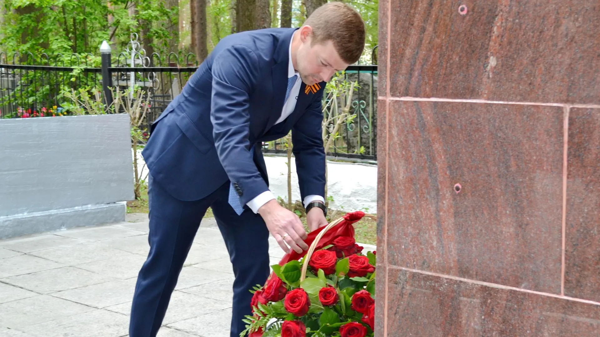 Юров возложил цветы к могиле павших воинов ВОВ на Братском кладбище в Балашихе