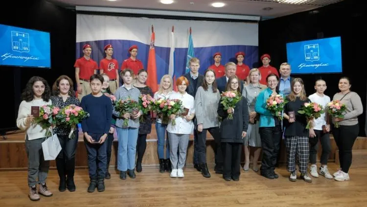 Паспорта вручили 6 юным жителям Красногорска в преддверии Дня защитника Отечества