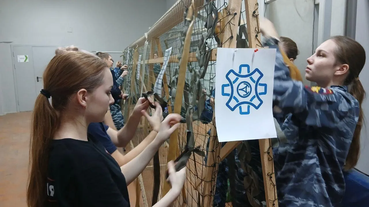 Студенты подмосковного колледжа «Энергия» передали маскировочные сети полиции в ЛНР