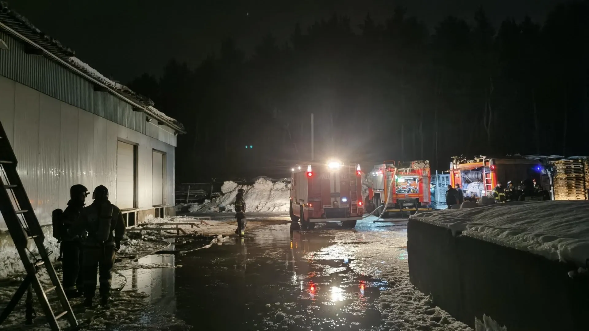 Пожар площадью 500 кв м произошел в Химках