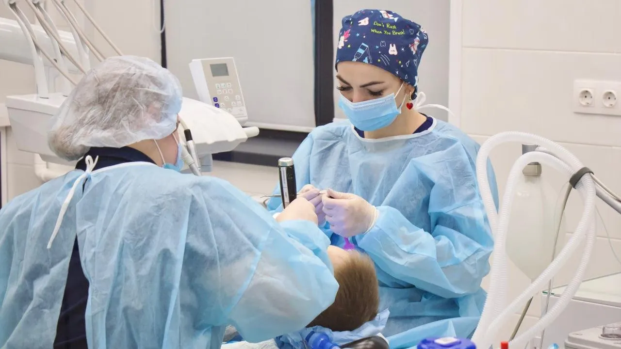 Более 2,3 тыс детей пролечили зубы под наркозом в Подмосковье с начала года