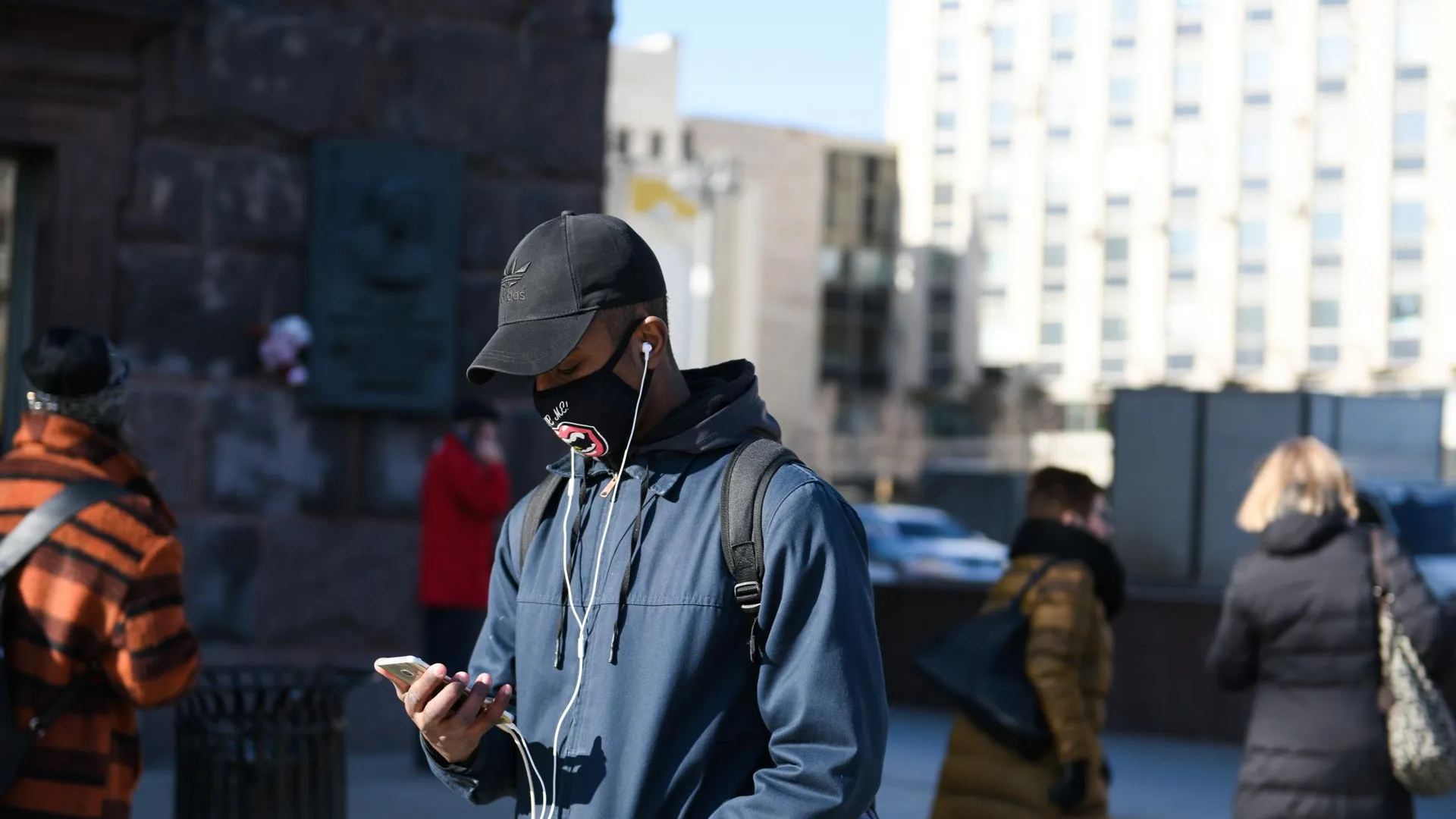 Обязательное ношение масок отменили в Подмосковье