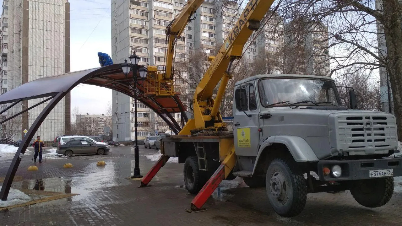 Рабочие по просьбе жителя отремонтировали крышу навеса при входе в парк Балашихи