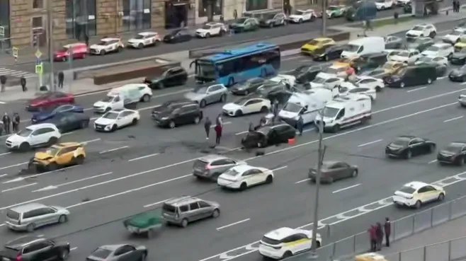 Пробка образовалась из-за массового ДТП на Кутузовском проспекте в Москве