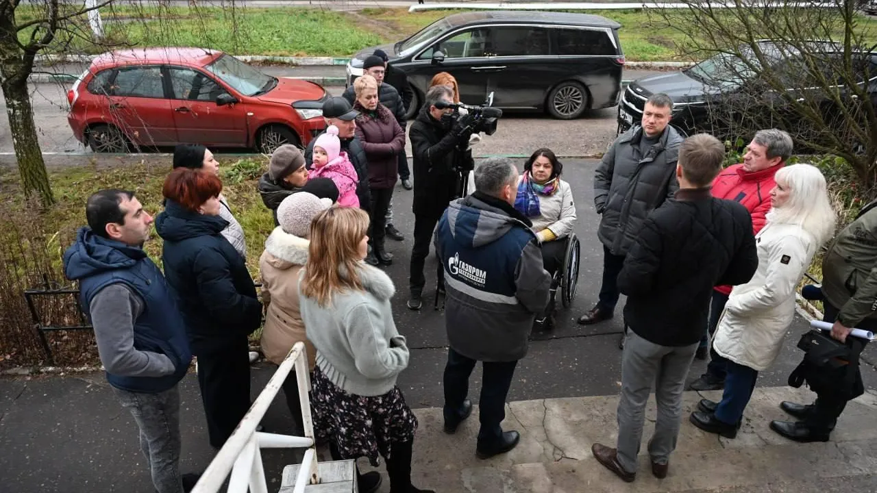 Глава Серпухова Шимко проверил отопление в доме на улице Оборонной