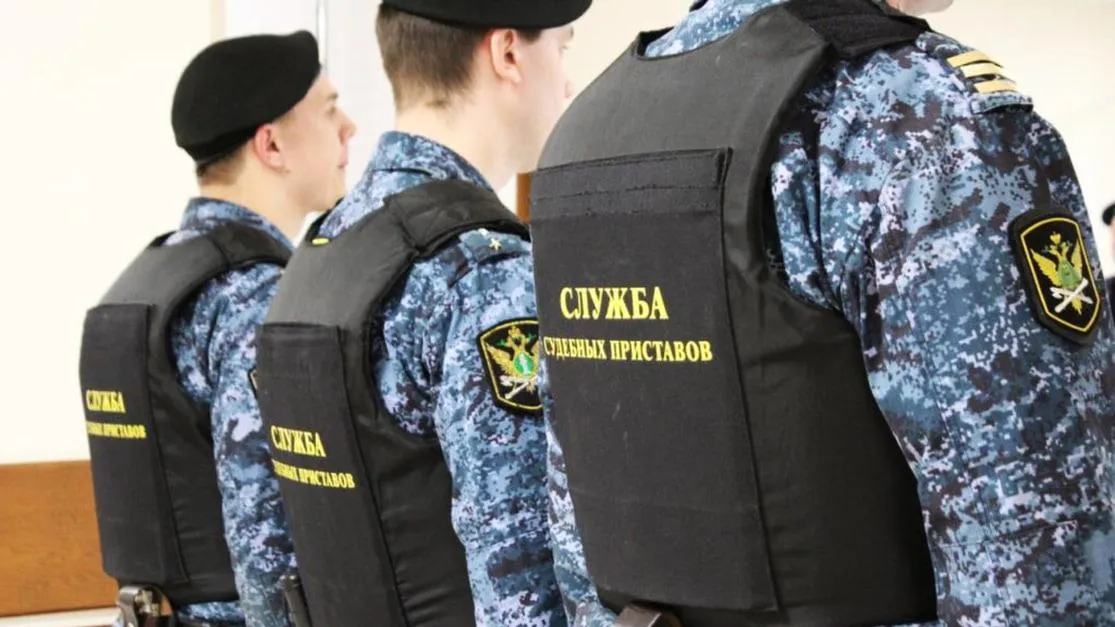 Судебные приставы Подмосковья добились сноса незаконно построенного дома на чужом участке