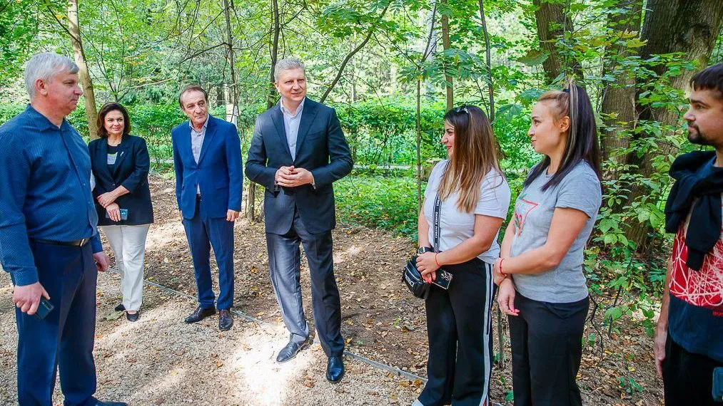 Андрей Иванов проверил ход обустройства новых пешеходных дорожек в усадьбе Захарово