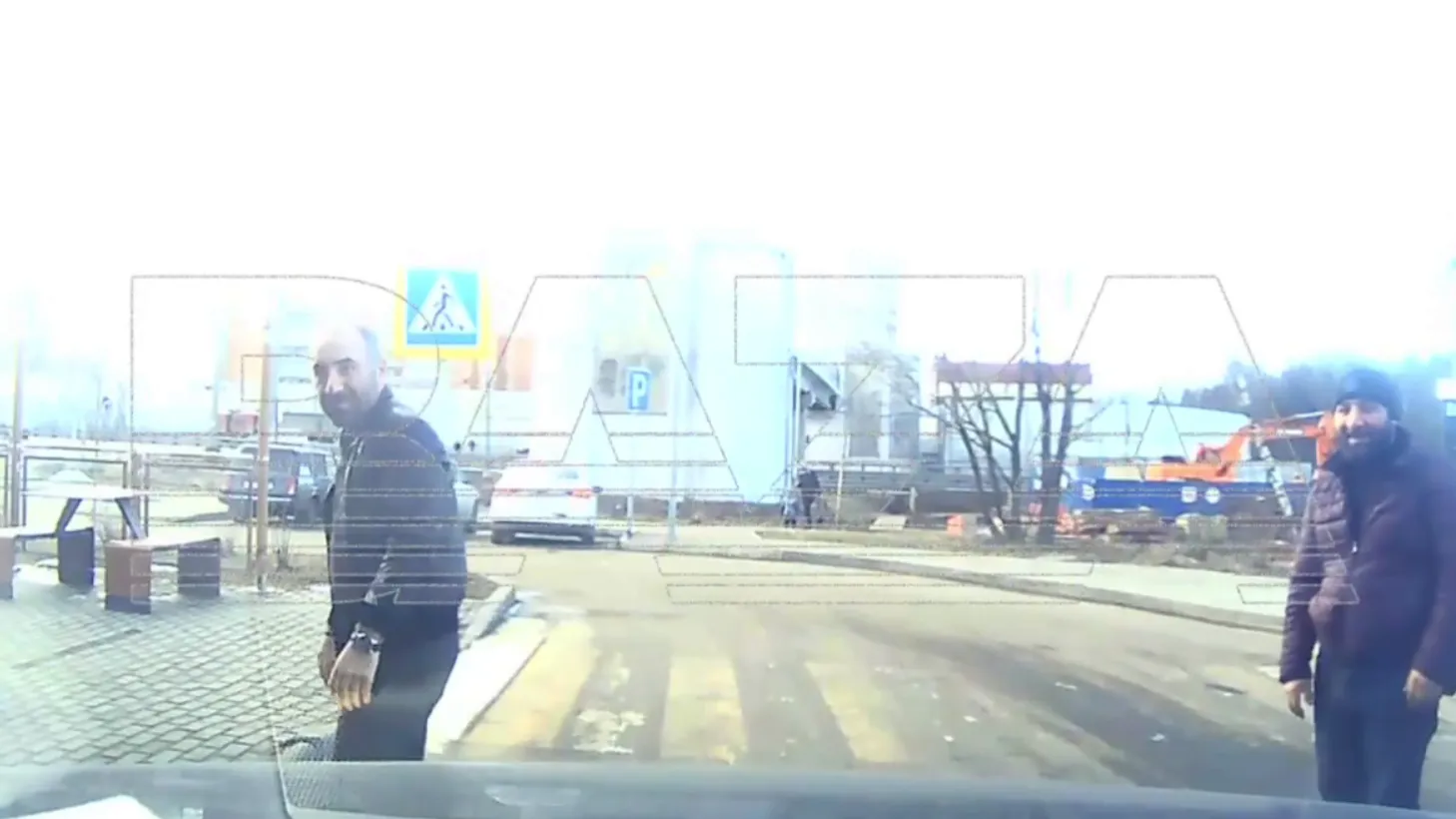 Мужчина в Подмосковье плюнул на авто девушки после того, как она посигналила