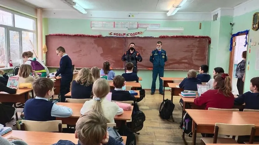 Школьников Подольска проинструктировали по оказанию помощи людям, провалившимся под лед