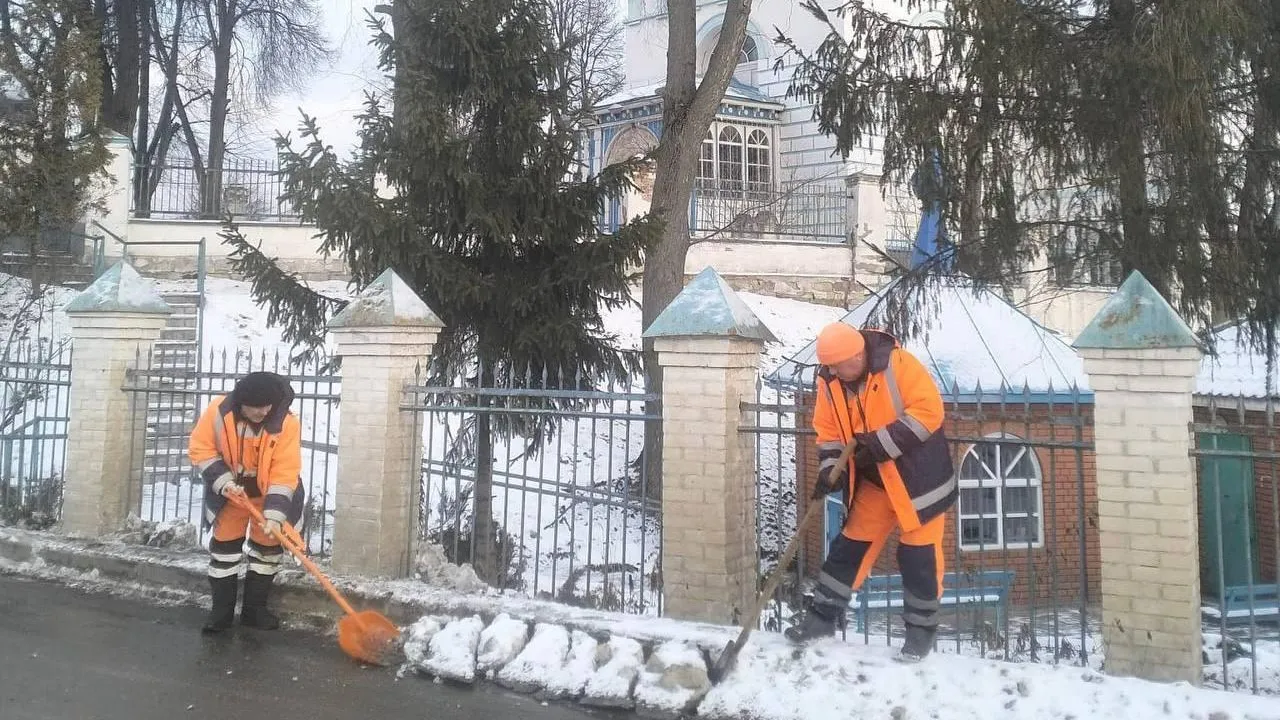 Порядка 80% дорог расчищены после снегопада в Ленинском округе