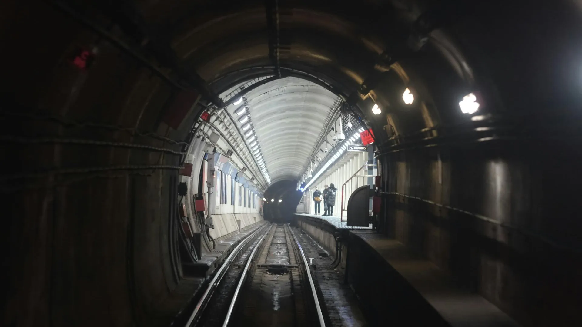360: в происшествии на «красной» линии метро пострадали семь человек