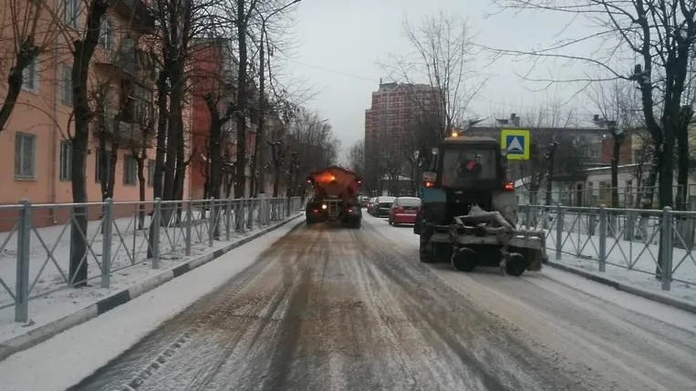 Обработку дорог антигололедными средствами проводят в микрорайоне Подольска