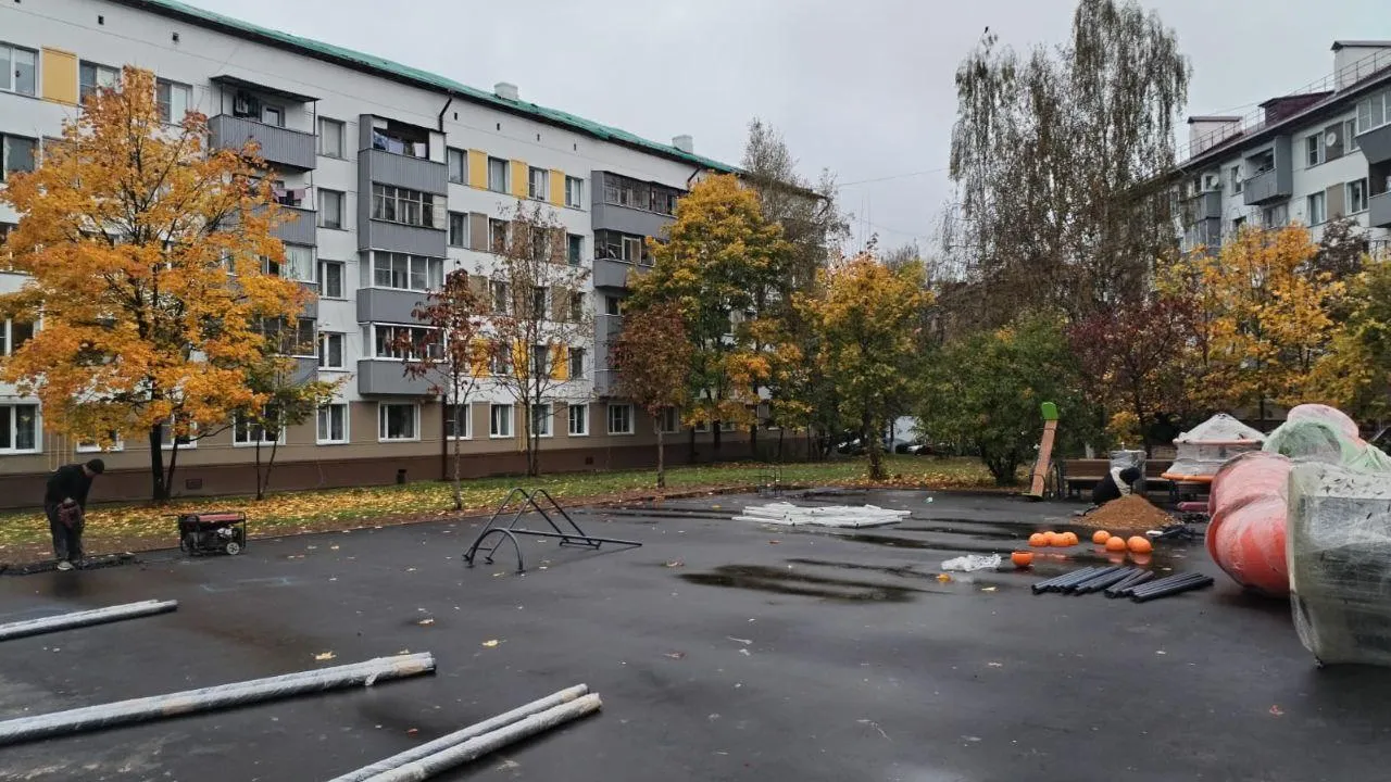 В Шаховской начали монтировать детскую игровую площадку по улице Рижской
