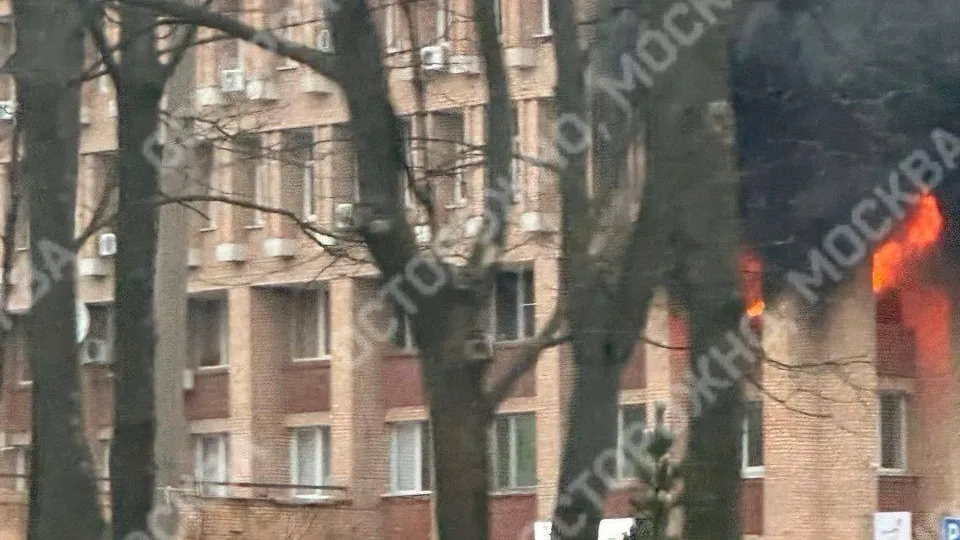 На месте работают пожарные: в Кашире пылает здание администрации