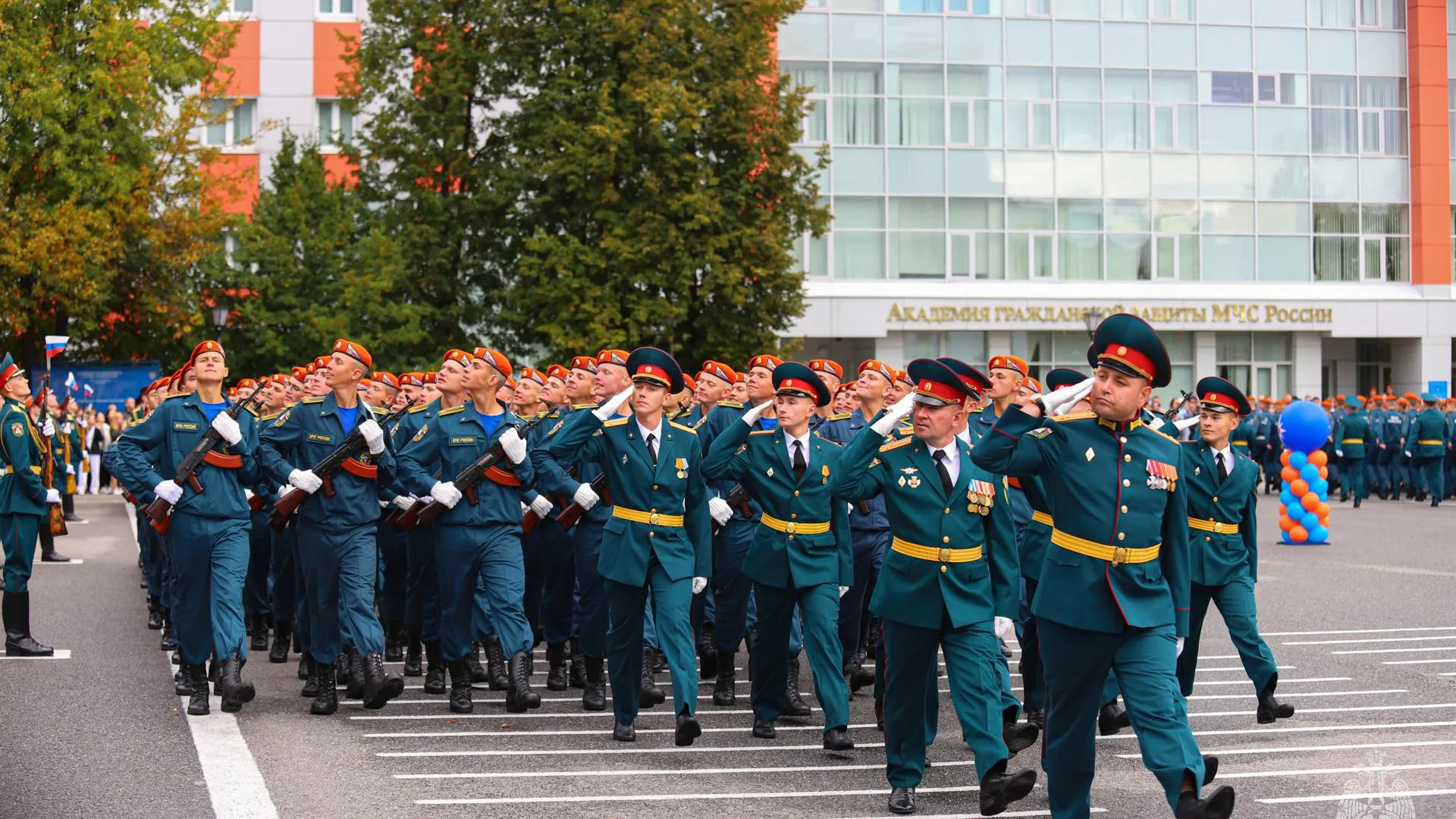Первокурсники Академии МЧС в Химках приняли военную присягу