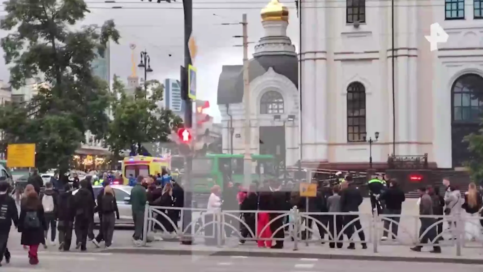 Маршрутка протаранила толпу и врезалась в храм в Екатеринбурге, есть жертвы