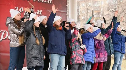 Благотворительную елку провели для малообеспеченных семей Дзержинского