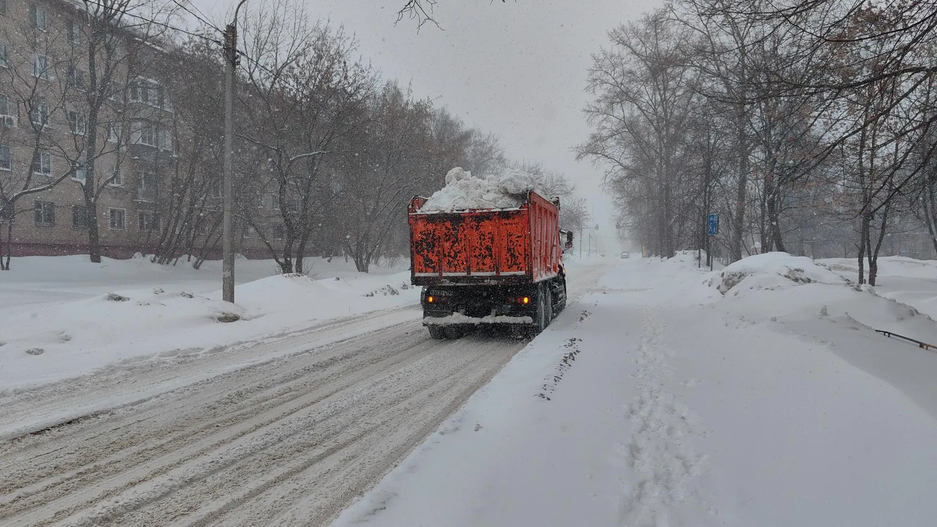 Четыре самосвала снега вывезли коммунальщики со дворов на улице Комсомольской в Щелкове