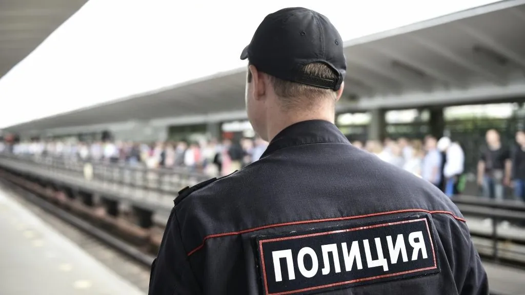 Полицейские спасли пьяного мужчину, упавшего под поезд на станции метро «Арбатская»