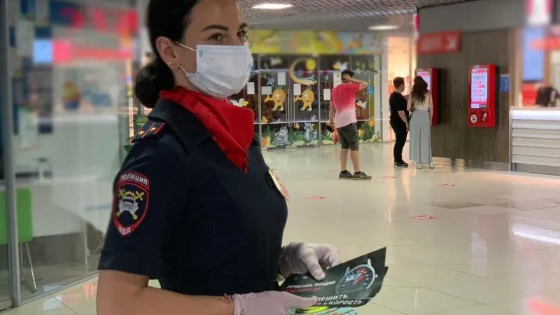 Сотрудники ГИБДД напомнили посетителям ТЦ в Жуковском о правилах ПДД