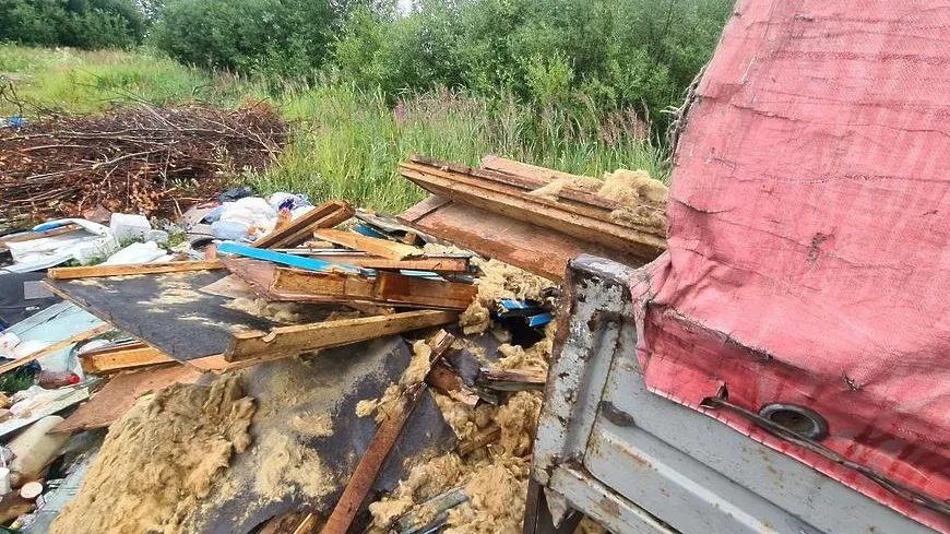 В Клину задержали нарушителей, сбрасывавших стройотходы в лес
