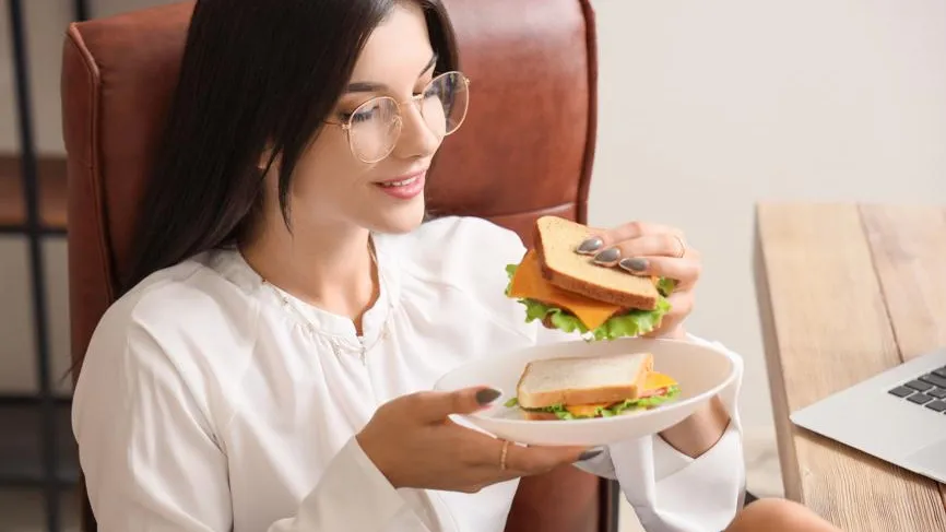 До 7 кг в год: как перекусы на работе могут привести к набору веса