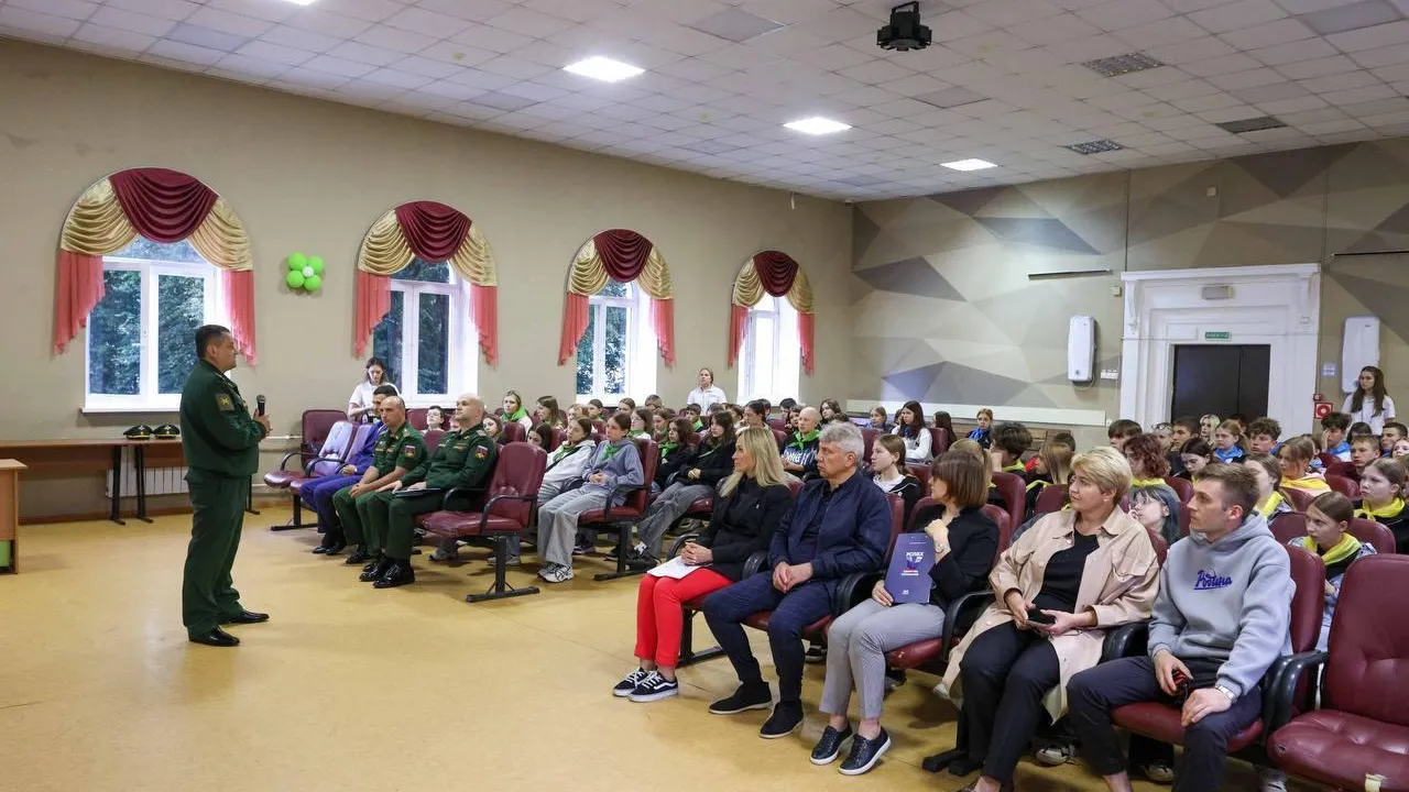 Бойцы СВО на уроке мужества в детском лагере Подольска рассказали о помощи людей