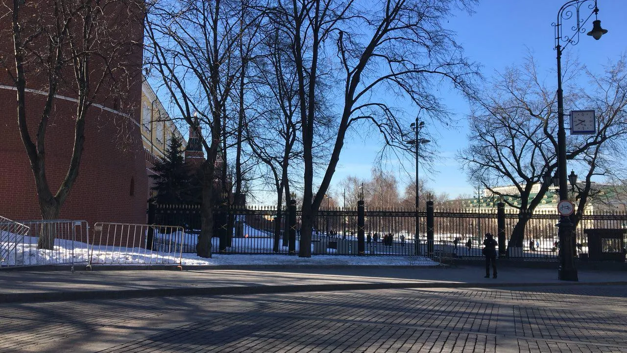С Манежной площади Москвы убрали мемориал в память о жертвах трагедии в Кемерове