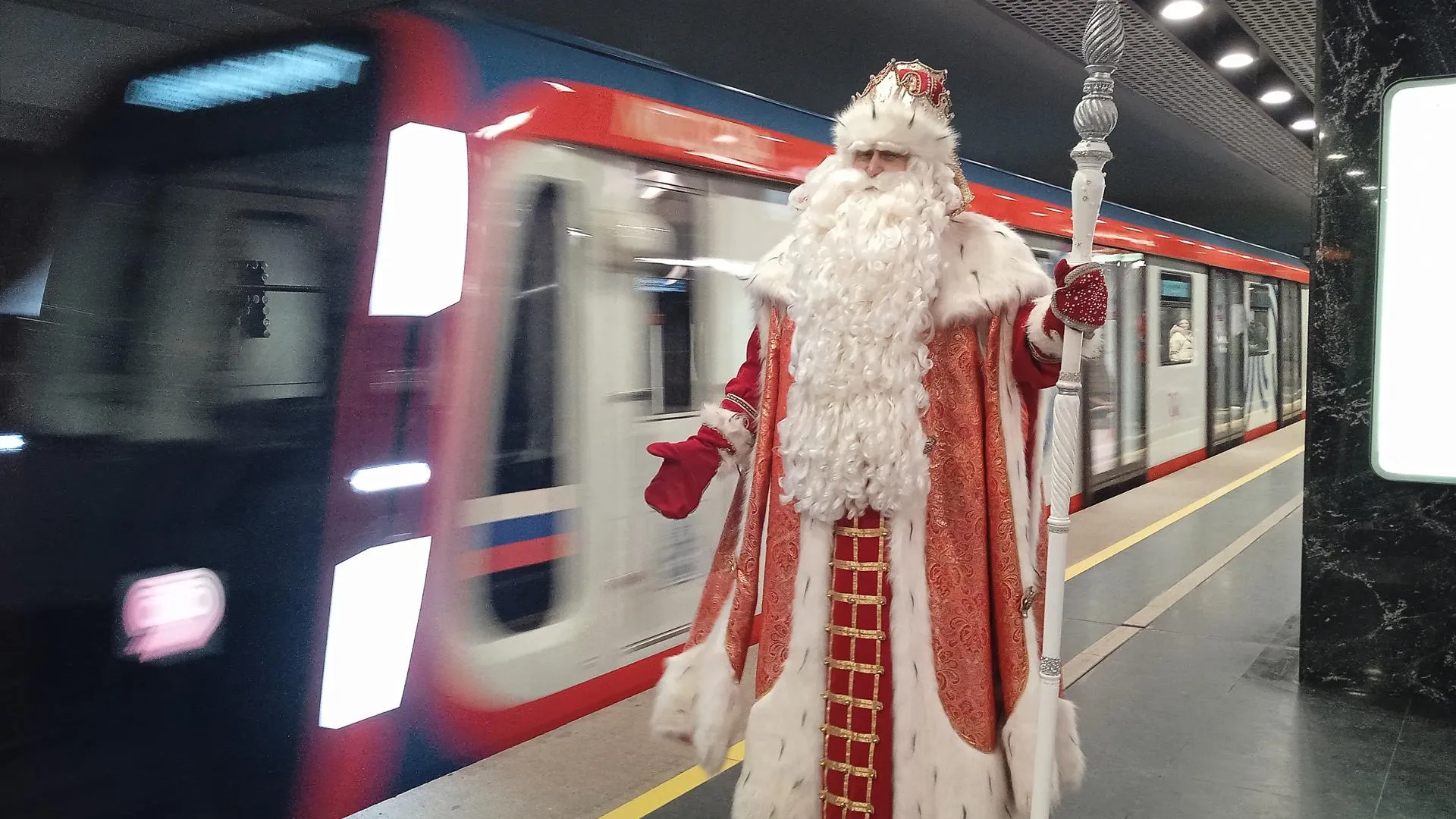 Настоящего Деда Мороза заметили в московском метро