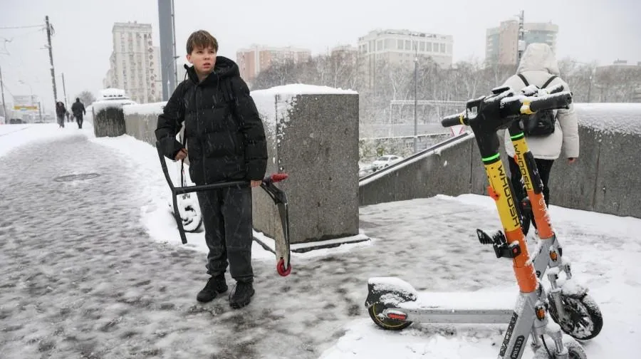 Мальчик на одной из улиц Москвы после выпавшего ночного снегопада.