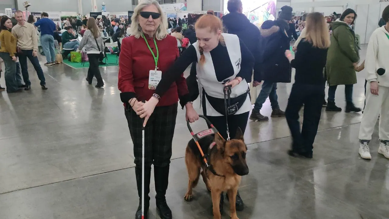 Экс-глава МИД Австрии познакомилась с собаками-проводниками Балашихи