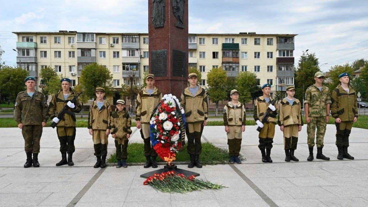 В Серпухове возложили венки к стеле на площади Славы